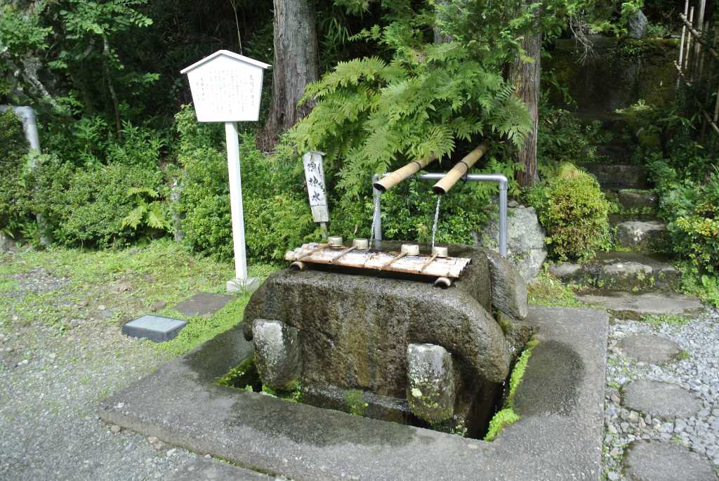 山梨県甲府市・夫婦木神社御神水