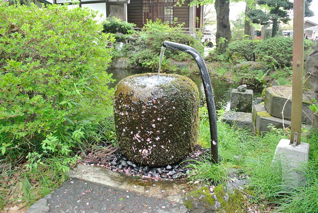 山梨県富士吉田市・小室浅間神社 御神水
