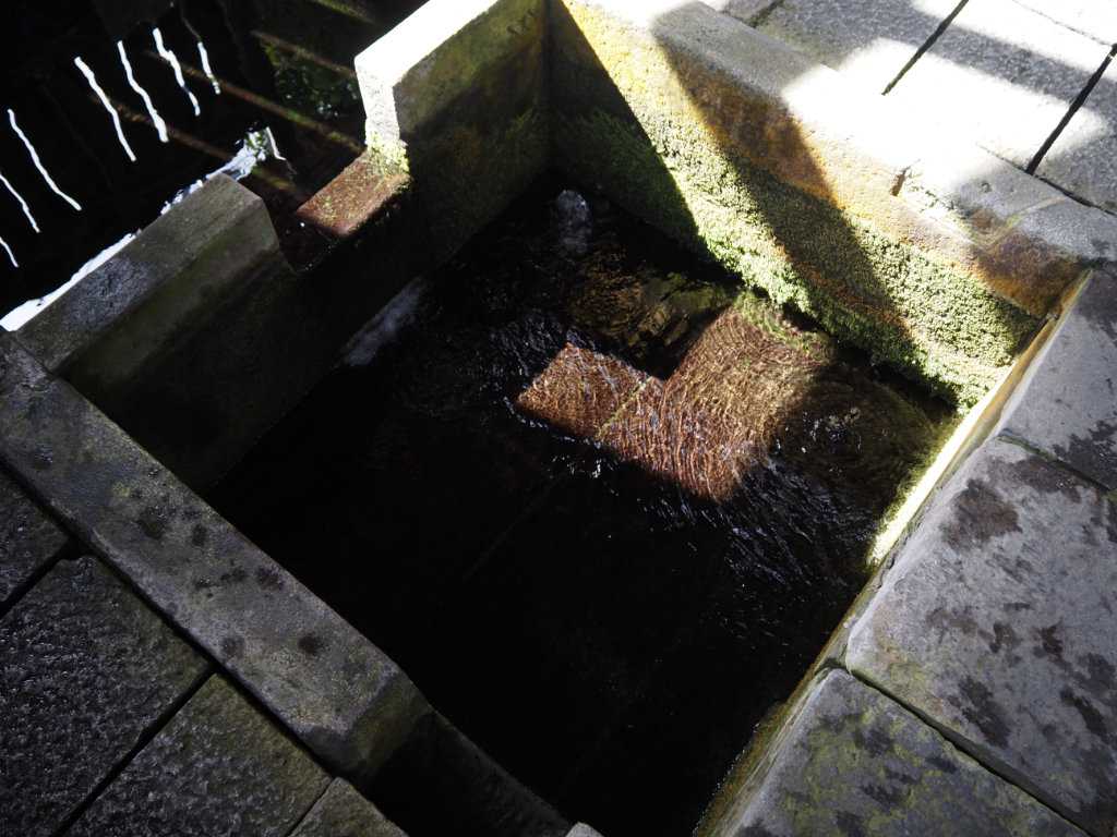 青森県弘前市・富田の清水