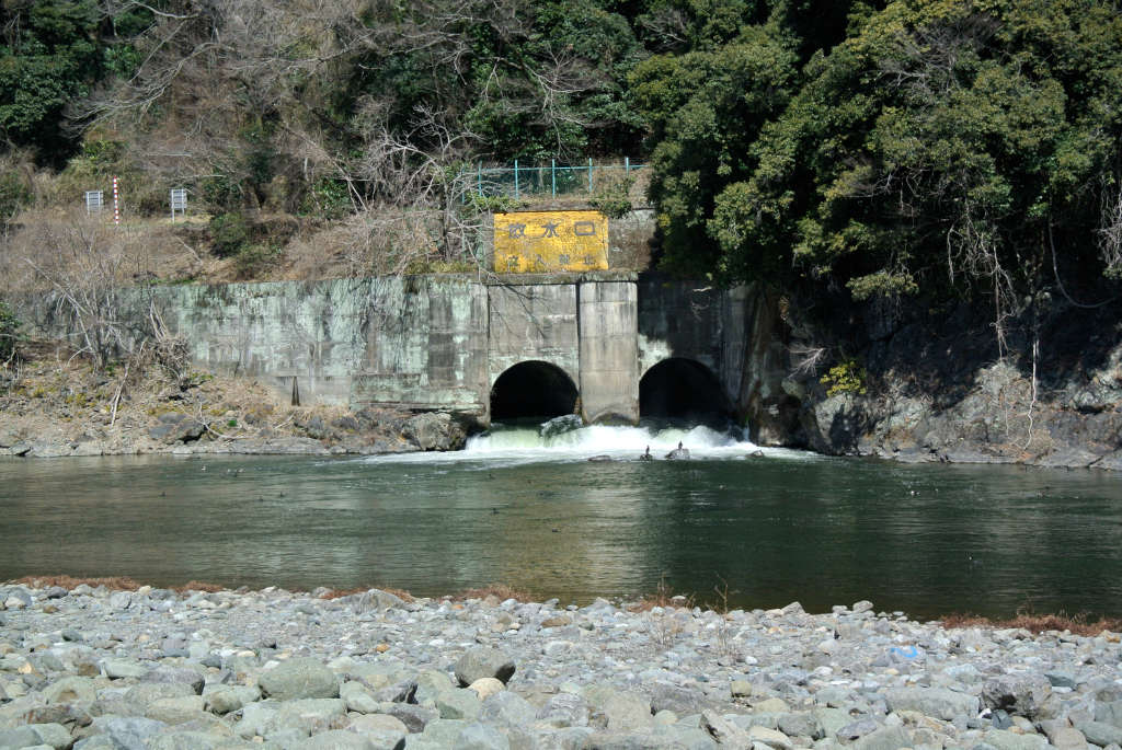 神奈川県相模原市・小倉橋下河川敷の湧水