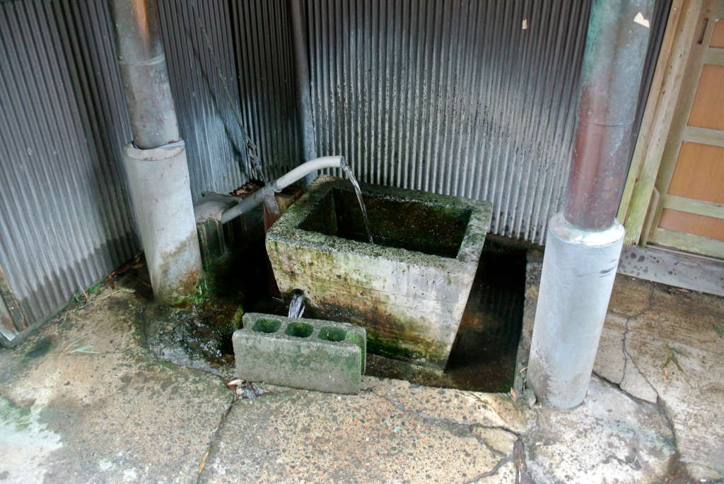 神奈川県横須賀市・関根御滝不動尊の湧水