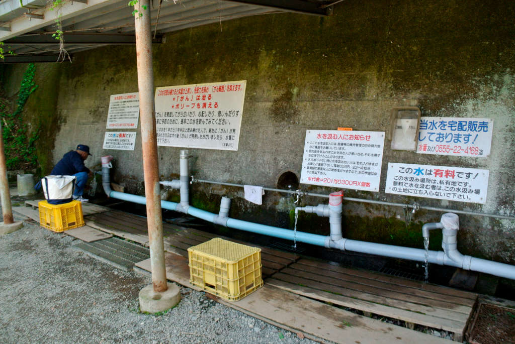 山梨県富士吉田市・大明見の水汲み場